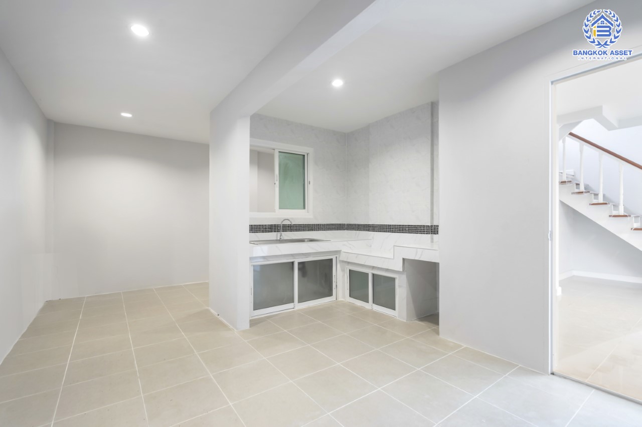 บ้านมือสองตกแต่งใหม่ แบรนด์ LH ม.ชลลดา บางใหญ่-เซ็นทรัลเวสต์เกต หลังมุม เนื้อที่ 57.4 ตร.ว. ฟังก์ชัน 4 ห้องนอน 2 ห้องน้ำ 1 ห้องอเนกประสงค์ 2 ที่จอดรถ Facilities ครบครัน บนทำเลเดินทางสะดวก เชื่อมต่อถ.กาญจนาภิเษก และเพียง 10 นาทีถึงรถไฟฟ้า "สถานีคลองบางไผ่"